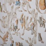 Marginalia (première version), porcelaine, pigments, fil de nichrome, épingles entomologiques, 60 x 365 cm [détail] (photo: Denis Baribault)