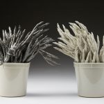 Dactyles – Corvus, porcelaine, glaçure, dimensions variables (photo: Kohler Co., photographe: Rich Maciejewski)