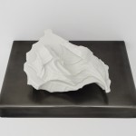 Montagnes réversibles, porcelaine, acier, approx. 18 x 30 x 24 cm (photo: Guy L’Heureux)